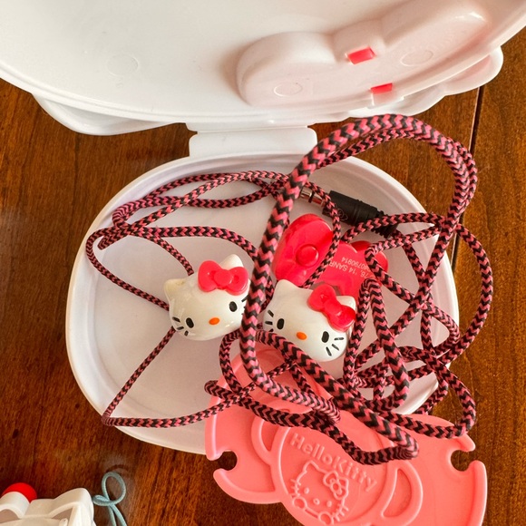 HELLO KITTY assorted pieces. - Picture 9 of 17